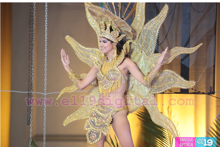 Candidatas a Reina del Carnaval desfilan en traje de fantas&iacute;a